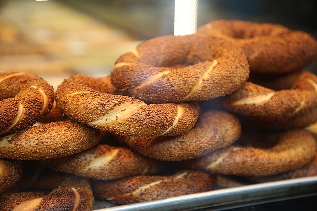 640px-Simit,_Istanbul,_Turkey_(49579014147).jpg